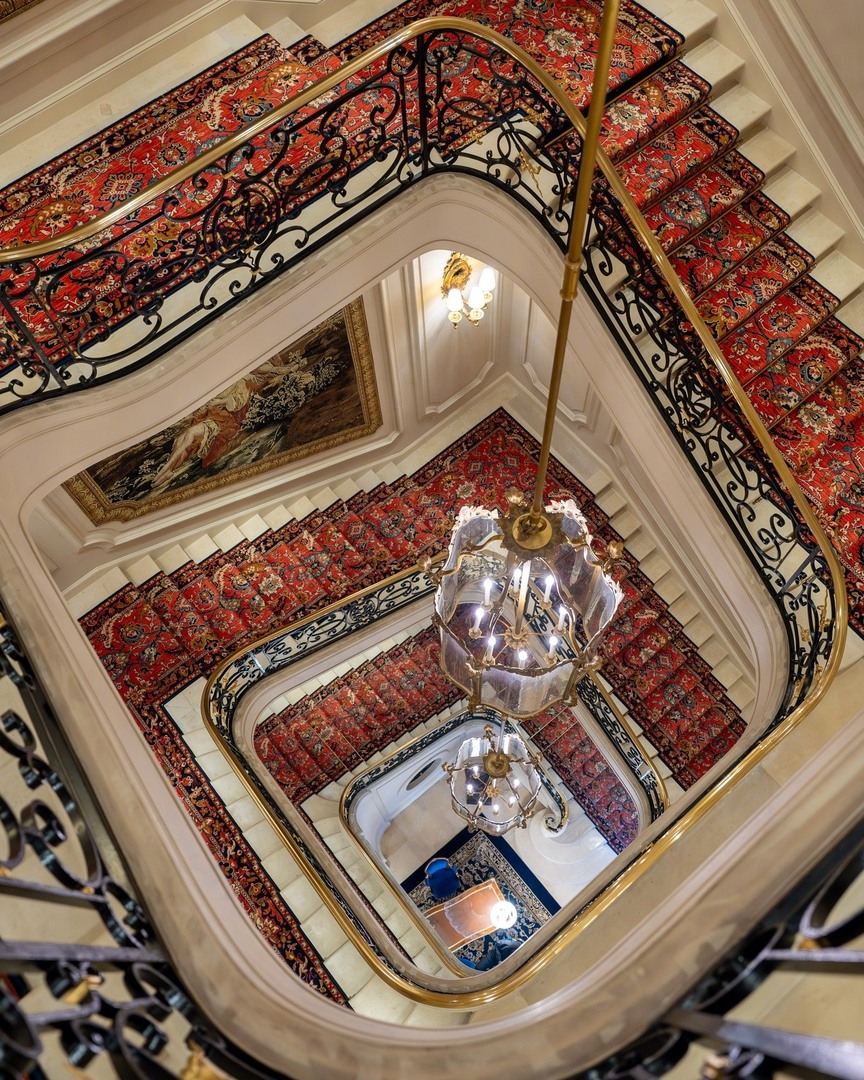 Let the staircase be your guide to unforgettable moments in style. ✨

#ritzparis #rendezvous15placevendome
#hoteldecor #parisjetaime instagr.am/p/C7UY6AipHyb/