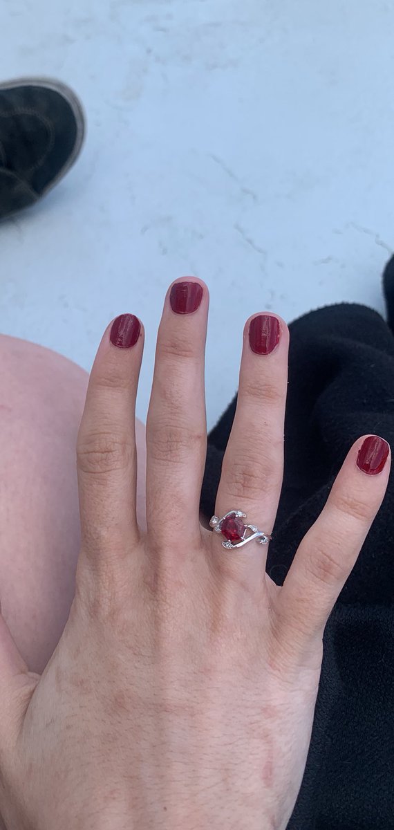 jamieundome's tweet image. MI NOVIO (ahora prometido) ME HA PEDIDO MATRIMONIO HOY Y EL ANILLO ES ROJO COMO CLANCY 😭😭😭😭ESTOY LLORANDO ME CASO