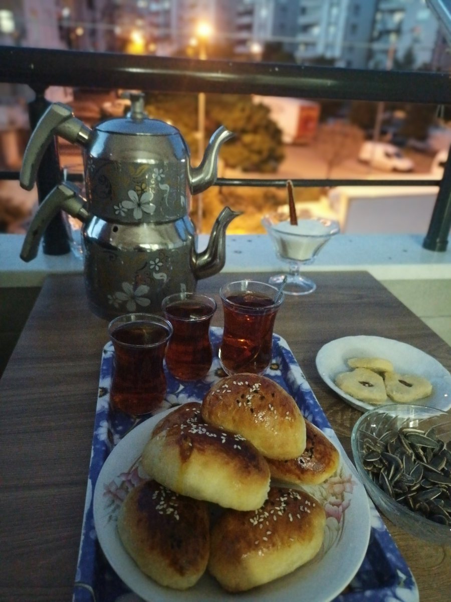 OsmanYAMA17's tweet photo. Antep' te balkon çayları başladı. İçerde en çok özlenen sahne ailecek çay sefası. 
Tez zamanda hepsine nasip olsun inşallah.🤲🌹��🌷 https://t.co/oFWBfmbnWk