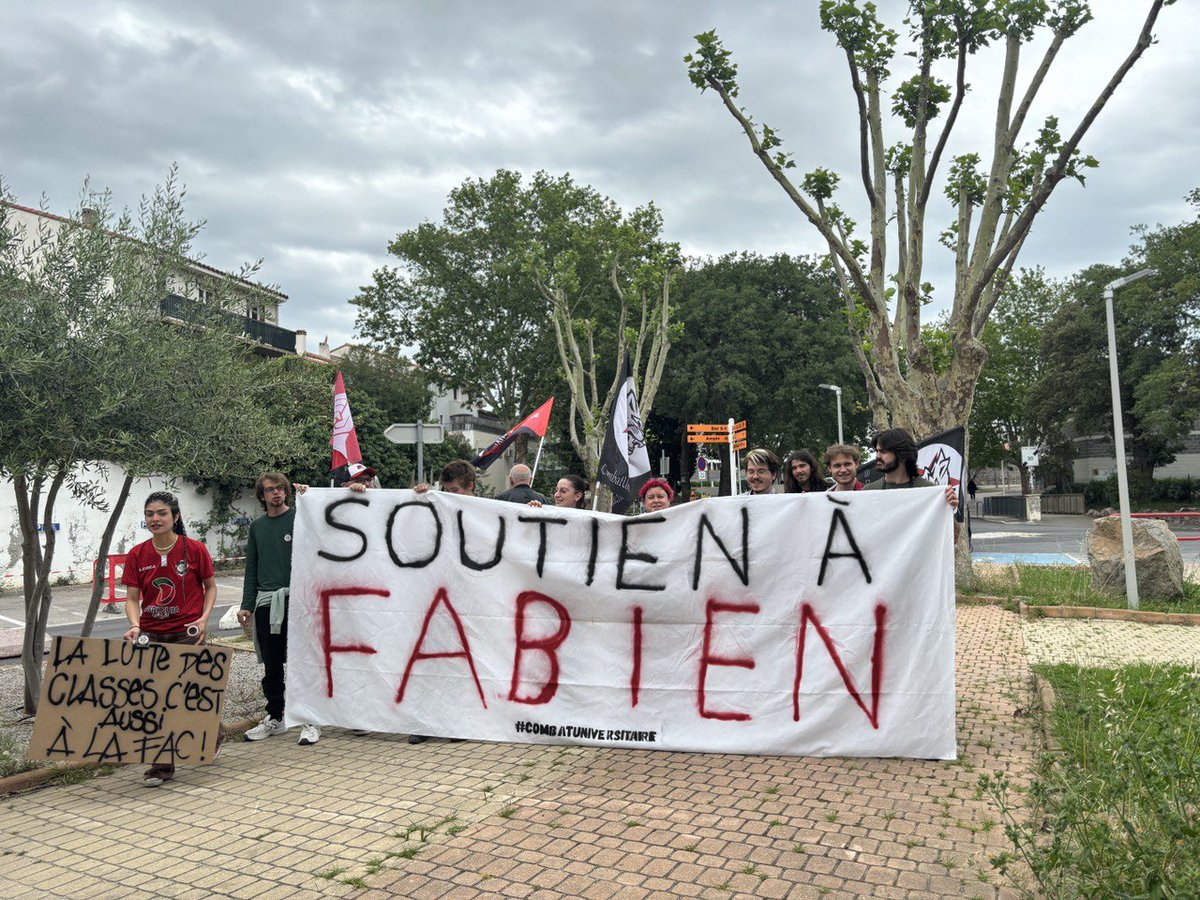 🔴 Rassemblement de soutien à Fabien, élu étudiant du SCUM, menacé d'exclusion pour avoir dénoncé le racisme et la sélection à l'université Plusieurs dizaines de personnes rassemblées à l'université de Perpignan pour soutenir Fabien aujourd'hui !