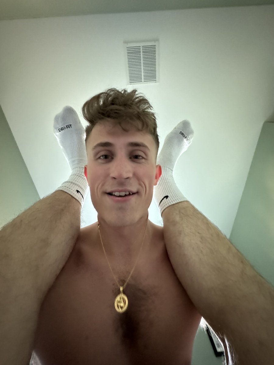 Happiest when I’m inside you with your socked feet in my face 🤷🏼‍♂️
RT if you wanna be the bottom 😏