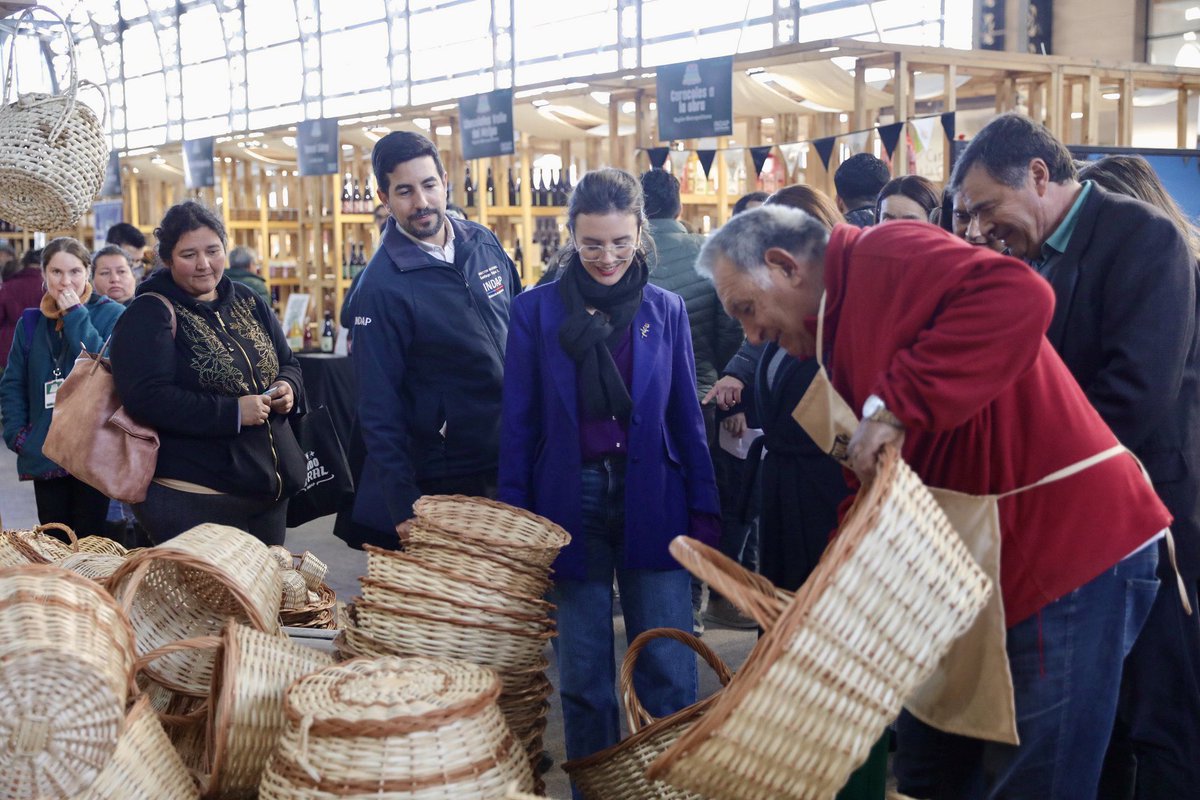 camila_vallejo's tweet photo. ¡Si es chileno, es bueno! Llegamos a la Expo Mundo Rural, una de las actividades más importantes para el mundo campesino de nuestro país donde agricultoras y agricultores, apoyados por @INDAP_Chile, podrán dar a conocer sus productos a los asistentes. 

La feria se realizará desde 23 al 26 de mayo en el Centro Cultural Estación Mapocho. 

Compra tus entradas aquí: https://t.co/gqGpFeUXXC