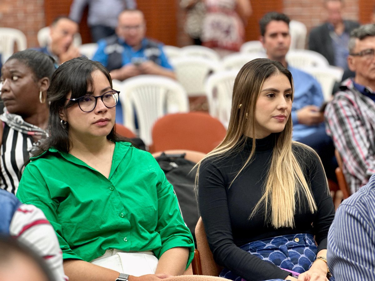 AcecolombiaCC's tweet photo. #AEstaHora | Acecolombia capítulo suroccidente participa en la Audiencia Pública de la Comisión II de la Cámara de Representantes donde se tratan asuntos de seguridad tanto de Cali como el Valle del Cauca. 
@GobValle @DilianFrancisca @JGarciaG1 @CamaraColombia @SeguridadCali https://t.co/EJSZvurdcz