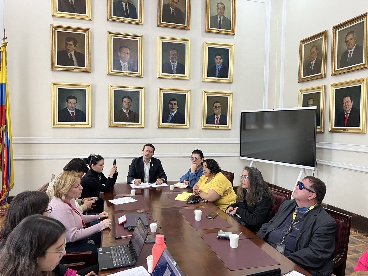 En este momento, en la presidencia de <a href="/CamaraColombia/">Cámara de Representantes de Colombia</a> 🇨🇴, estamos llevando a cabo una reunión de gran importancia con Natalia Moreno, Directora del cuidado del Ministerio <a href="/MinIgualdad_Col/">Ministerio de Igualdad y Equidad de Colombia</a> También participan equipos de trabajo de varios congresistas que han mostrado un interés
