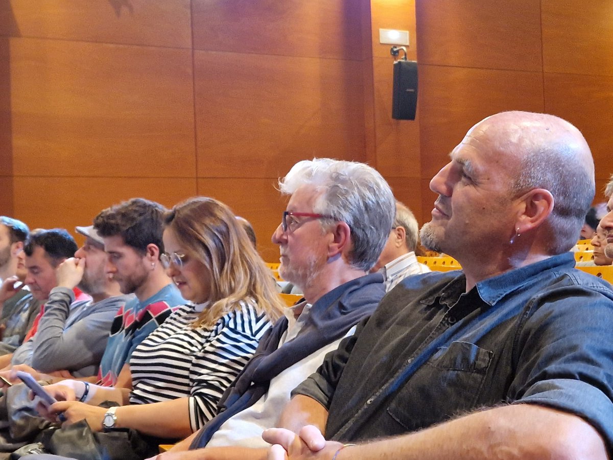 susodomin's tweet photo. El Frente Amplio uruguayo decía: nosotras no hemos nacido para defender a minorías intensas sino para gobernar mayorías nacionales. 

Nos lo recuerda @OskarMatute en las jornadas de la  @EscuelaMunicip1  de @zaragozaencomun https://t.co/Rd9ihkoQD1