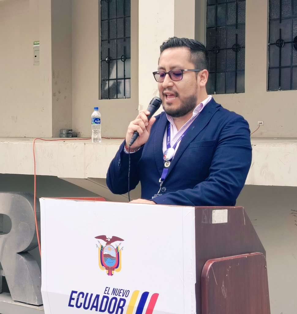 Salud_Loja's tweet photo. "Al reanudar la vacunación, no solo nos protegemos nosotros, sino que también demostramos nuestro amor y responsabilidad hacia los demás", expresó Fabricio Salas director del Distrito 11D04. https://t.co/i5Vs2X1clB