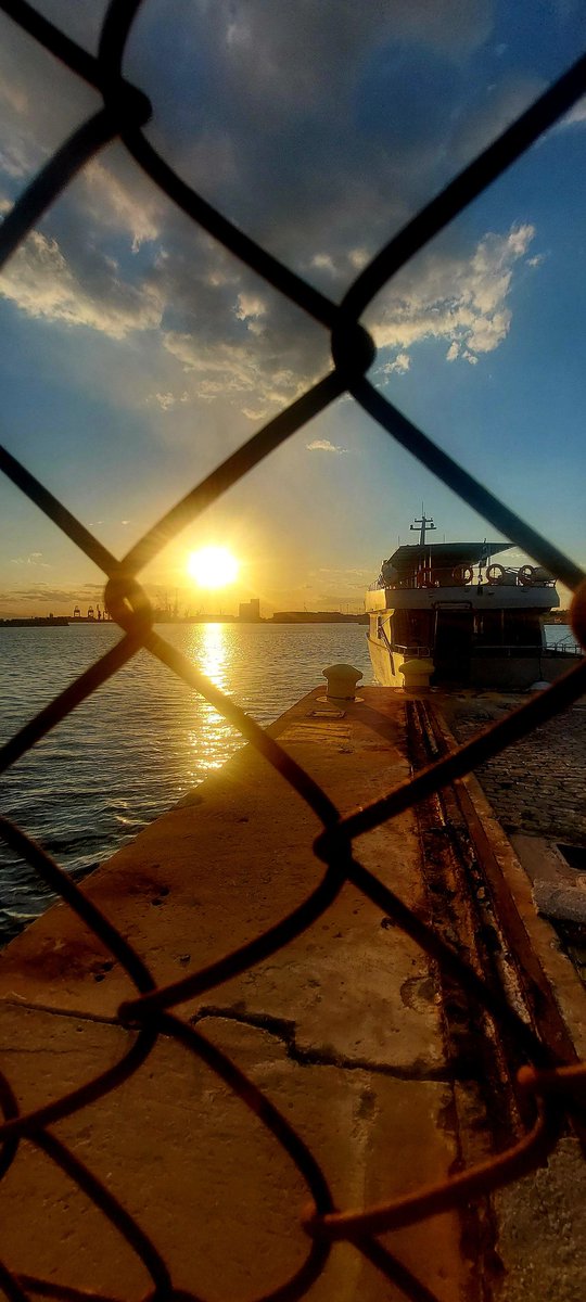 #Thessaloniki 
#sunset
music.youtube.com/watch?v=gkfkT_…