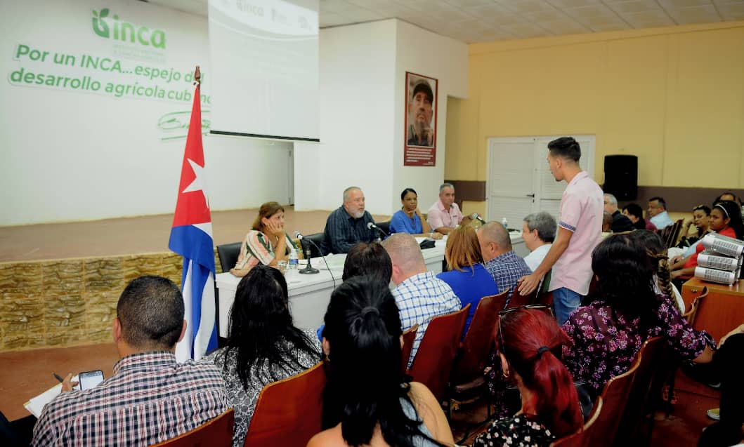 Destacamos la importancia del necesario vínculo que tiene que existir entre las empresas, universidades y centros científicos, y el uso de soluciones alternativas que permitan transformar la situación actual y elevar el desarrollo socioeconómico del país.
#GenteQueSuma