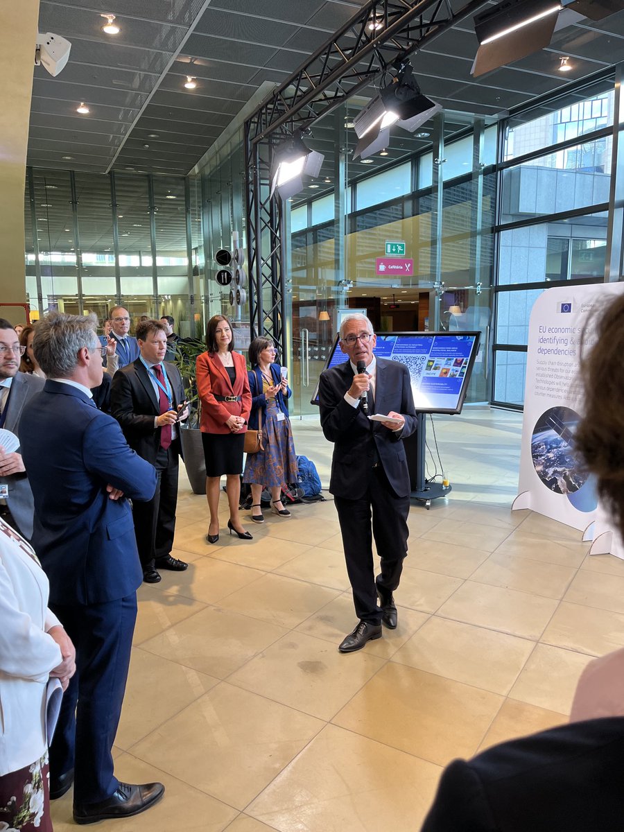 Science for Policy in action: Commissioner Ivanova ⁦<a href="/Ili_Ivanova/">Iliana Ivanova</a>⁩, ⁦<a href="/EU_ScienceHub/">EU_ScienceHub</a>⁩ and National Ministers identifying common interests and new collaboration avenues.