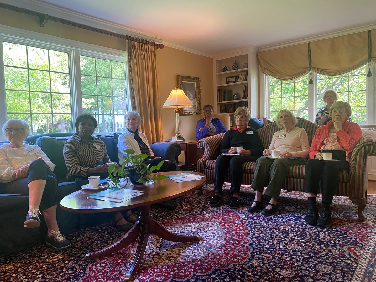 familiesflouris's tweet image. Families Flourish donor Ginny Barney hosted members of her First Community Church devotional group to learn about our program. Graduate Cherlyn Elkins helped connect the data to her lived story of transformation.

#housingprogram #affordablehousing #generationalpoverty