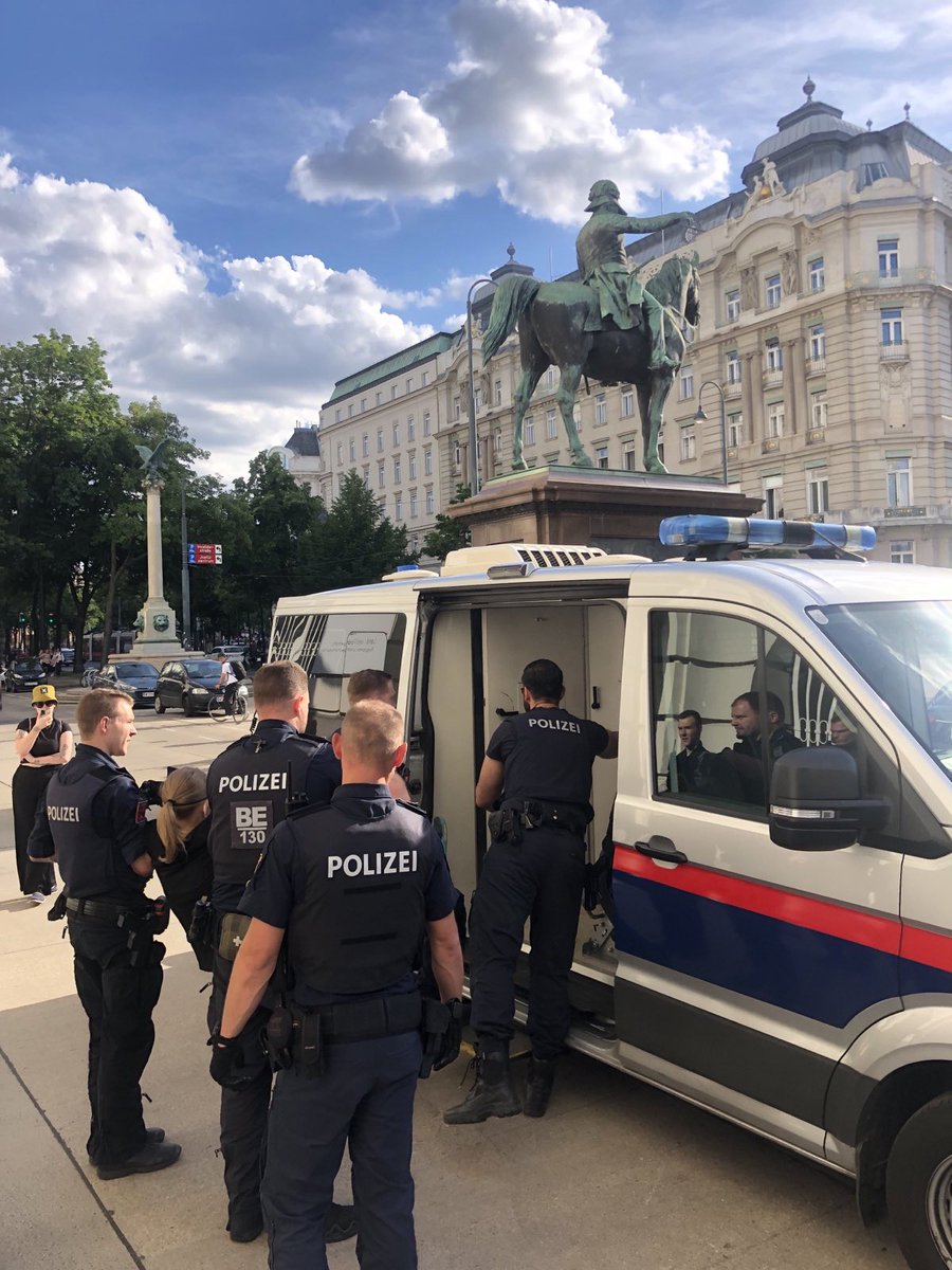 14 Festnahmen der 20 köpfigen "Delegation der Schweine", die heute im Landwirtschaftsministerium ihr Anliegen Verbot des Vollspaltenbodens vorbringen wollte. Sie sitzen momentan in Polizeigewahrsam.