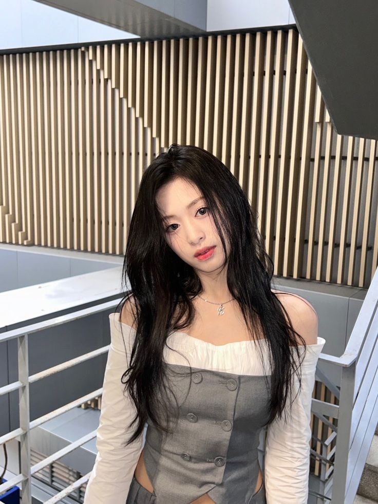 picbaemon's tweet photo. The artist she admires the most : G-Dragon
 
AHYEON: I really respect G-Dragon. I have watched his live performances every single day since I was a trainee. I can even memorize what kind of improvisation he did for which stage. While watching his performances, I felt how the onstage power of an artist who truly enjoys performing can be tremendous. I’ll always respect him.
