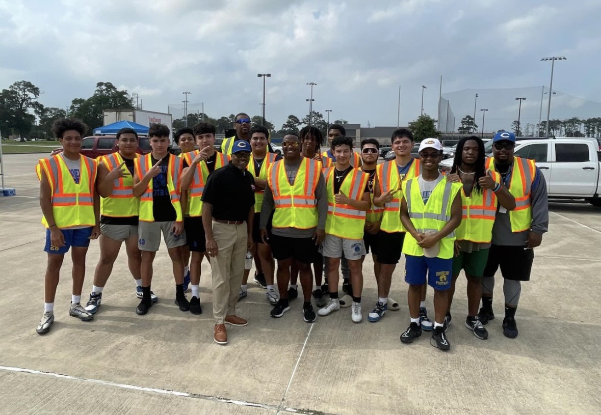 Trey_Tutt's tweet photo. It was time well-spent yesterday helping out our Channelview Community. Thank you to all our football players that participated in a time of need. #ChannelviewFootball #ItTakesAVillage๐ต๐ก https://t.co/0oRDeNm84a