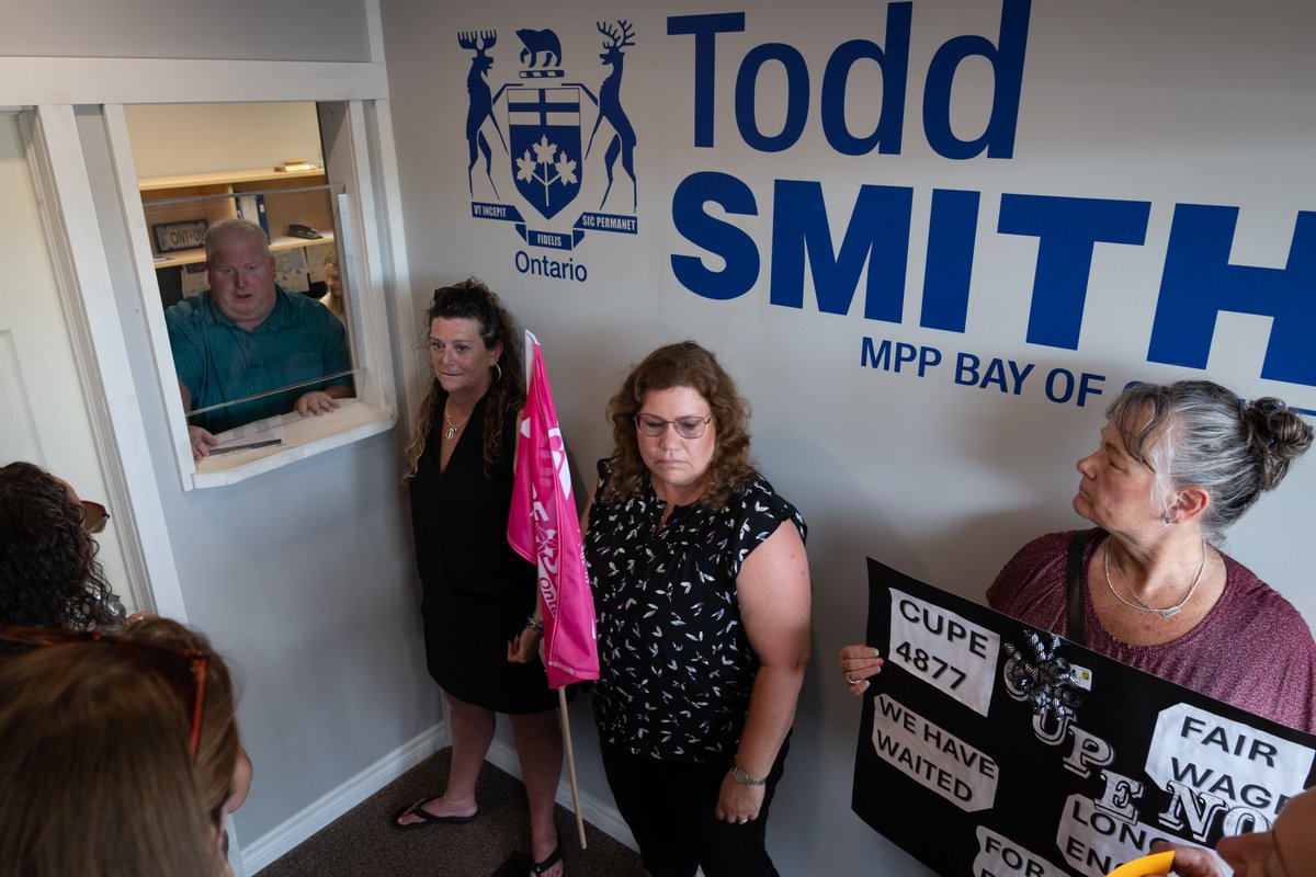 CUPE Ontario Home and Community Care Support Service members continued their campaign as they delivered petitions signed by hundreds of workers to MPP Todd Smith's office ✊🏾👏🏽 They’re calling on the Ford Government to come to the bargaining table ready to negotiate a fair wage