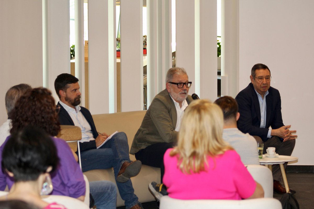 Trobada de l’alcalde Larrosa amb 21 entitats que es dediquen al voluntariat social.

✔️La salut, les diferències socials, el servei de repartiment d’aliments, l’envelliment o la soledat no volguda entre els temes que afronta el voluntariat.

Informa't 👉acortar.link/UEG8vU