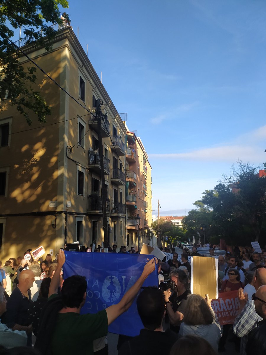 HeuraNegraVKK's tweet photo. Comença la concentració de boicot q Louis Vuitton!
📢La ciutat no és un parc temàtic‼️
Barcelona no està en venta✊🏽
#BoicotLouisVuitton
#NoALaCopaAmèrica https://t.co/qr8yYZPblg