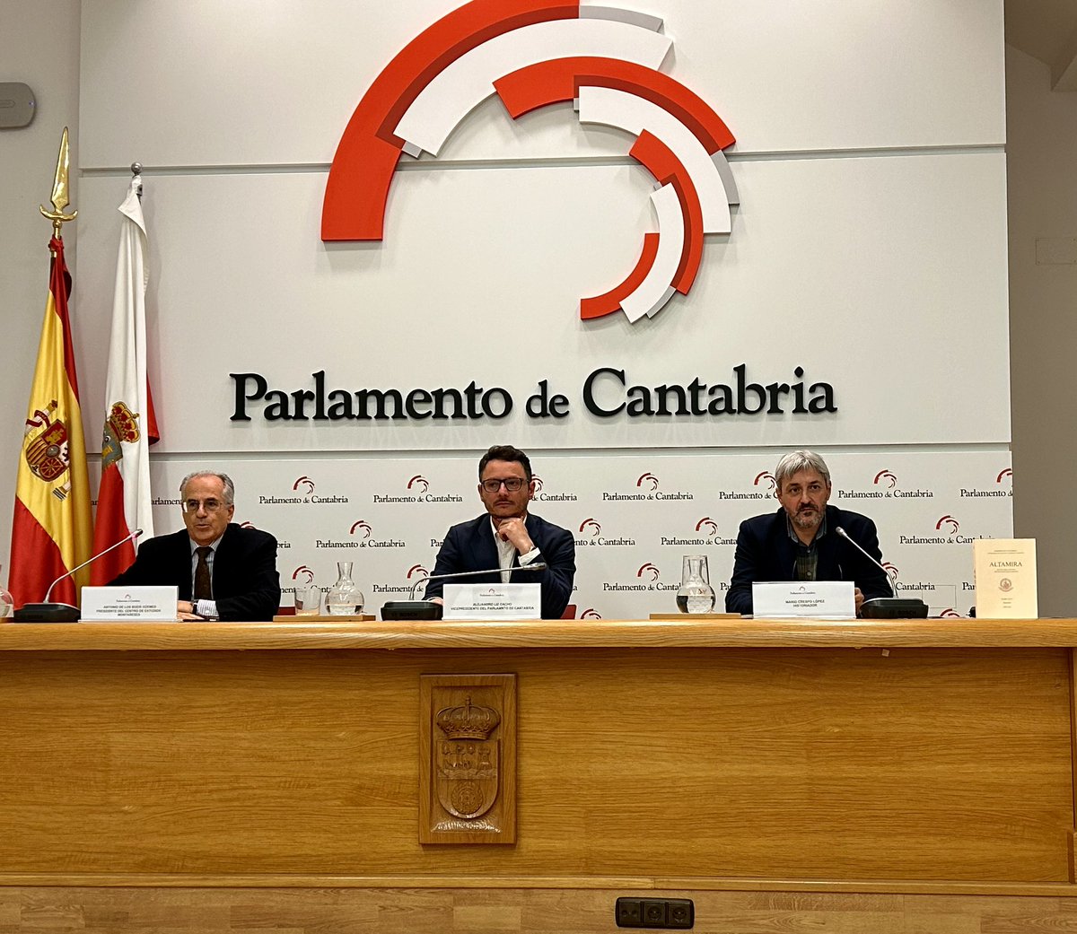 El escritor Mario Crespo ofrece la conferencia ‘La revista Altamira y otras publicaciones del Centro de Estudios Montañeses’ Presenta el vicepresidente primero de @parlacan Alejandro Liz y el presidente del CEM, Antonio de los Bueis 🖥️Se puede seguir 👇 youtube.com/@parlamentodec…