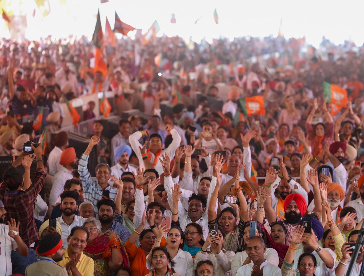 गुरुओं की धरती पंजाब के पटियाला में उमड़े अपने परिवारजनों के आशीर्वाद से अभिभूत हूं। यहां जोश से भरा माहौल राज्य में भाजपा की अभूतपूर्व जीत का संकेत दे रहा है।