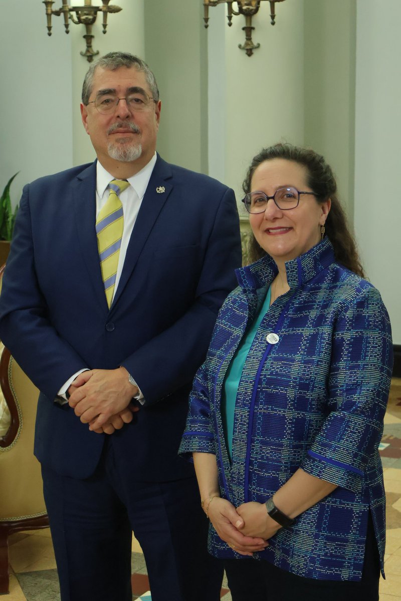 NDIGuate's tweet photo. Nuestra presienta @WittesNDI, se reunió con el Presidente  @BArevalodeLeon para conversar sobre los retos de la democracia en el país y la agenda de gobierno. Agradecemos su tiempo y generosidad para compartir su visión. https://t.co/lZnAnddUHi
