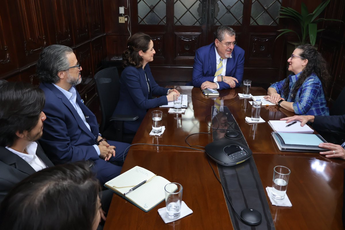NDIGuate's tweet photo. Nuestra presienta @WittesNDI, se reunió con el Presidente  @BArevalodeLeon para conversar sobre los retos de la democracia en el país y la agenda de gobierno. Agradecemos su tiempo y generosidad para compartir su visión. https://t.co/lZnAnddUHi