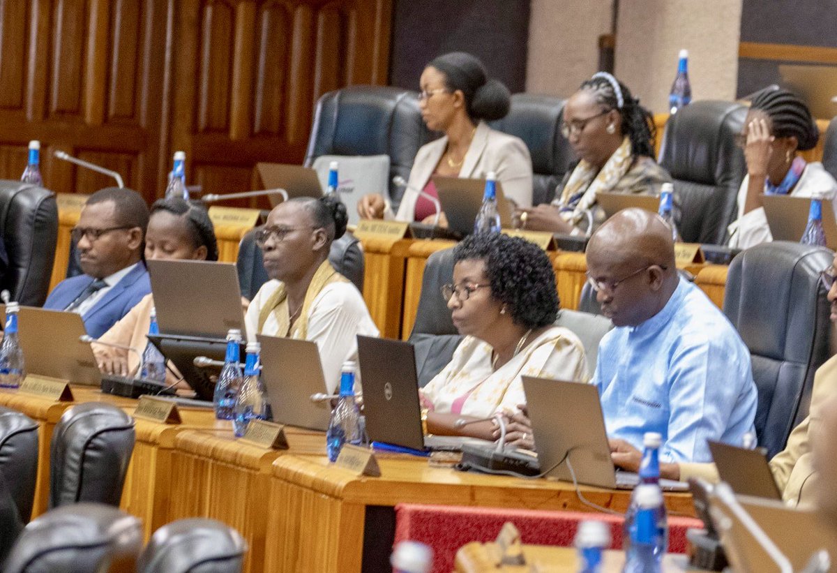 Nyuma yo gusuzuma Raporo za Komisiyo Zihoraho zinyuranye, Inteko Rusange yafashe imyanzuro irimo:
➡️ Gusaba <a href="/RwandaInfra/">Ministry of Infrastructure | Rwanda</a> kwihutisha ishyirwaho ry’amateka ateganyijwe mu Itegeko rigenga gutwara abantu n’ibintu ku butaka no mu mazi, mu korohereza ishyirwa mu bikorwa ryaryo. 1/3