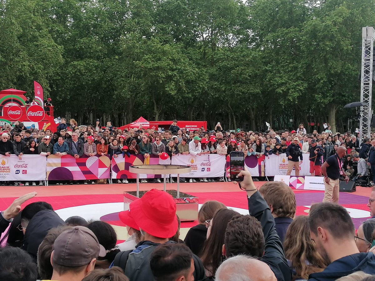 Le chaudron est en place au centre de la zone de célébration des Quinconces. La flamme est attendue dans quelques minutes...