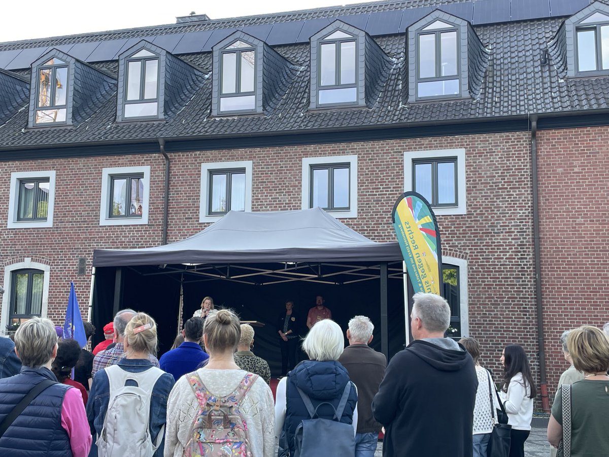 KathrinAnna's tweet image. Wisst ihr was grandios ist? Wenn in kleinen ländlichen Städten Demos gegen Rechts organisiert werden, wie hier gerade in #Wegberg