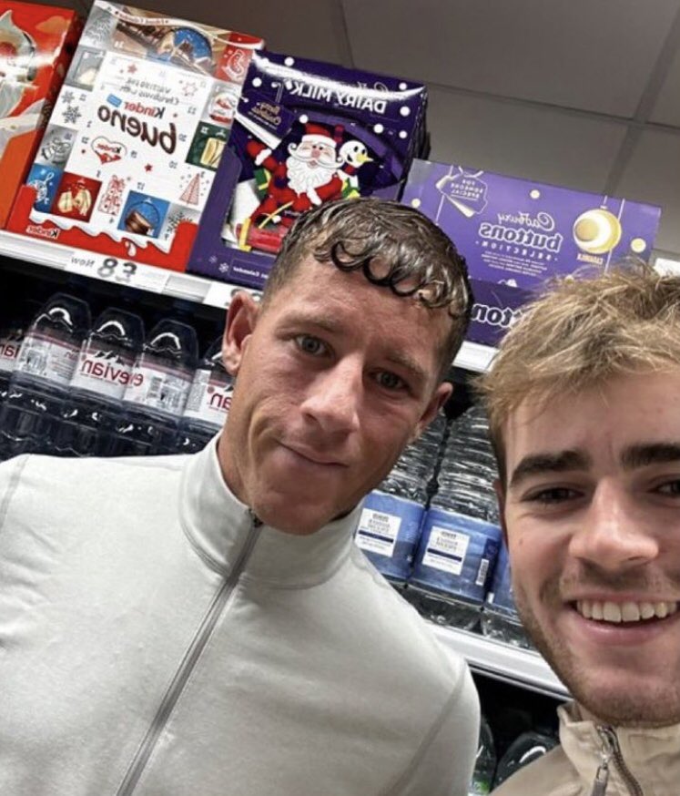 I’ve just seen someone saying Ross Barkley’s haircut looks like a “Short-back &amp; Audi” 😭

🚘 😂