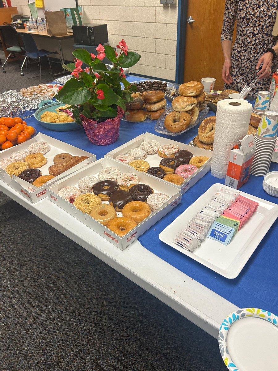 DshsEnglish's tweet image. Way to go StuCo students and advisors Mr. Hickey &amp;amp; Ms. Spezzano! Thanks for the Teacher Appreciation breakfast &amp;amp; for organizing a fabulous assembly.  @DS_Schools