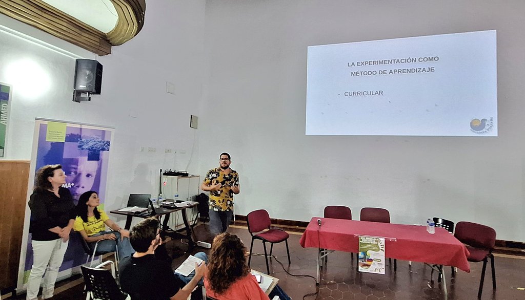 Angel y Charo, del <a href="/IesVieira/">IES Inmaculada Vieira</a> presentan el #VieiraLAB, sobre cómo la metodología basada en la investigación (proyectos) abre puertas... y mentes #sevilla #educación #sevillaeducanorte Los #ODS no son una utopía.