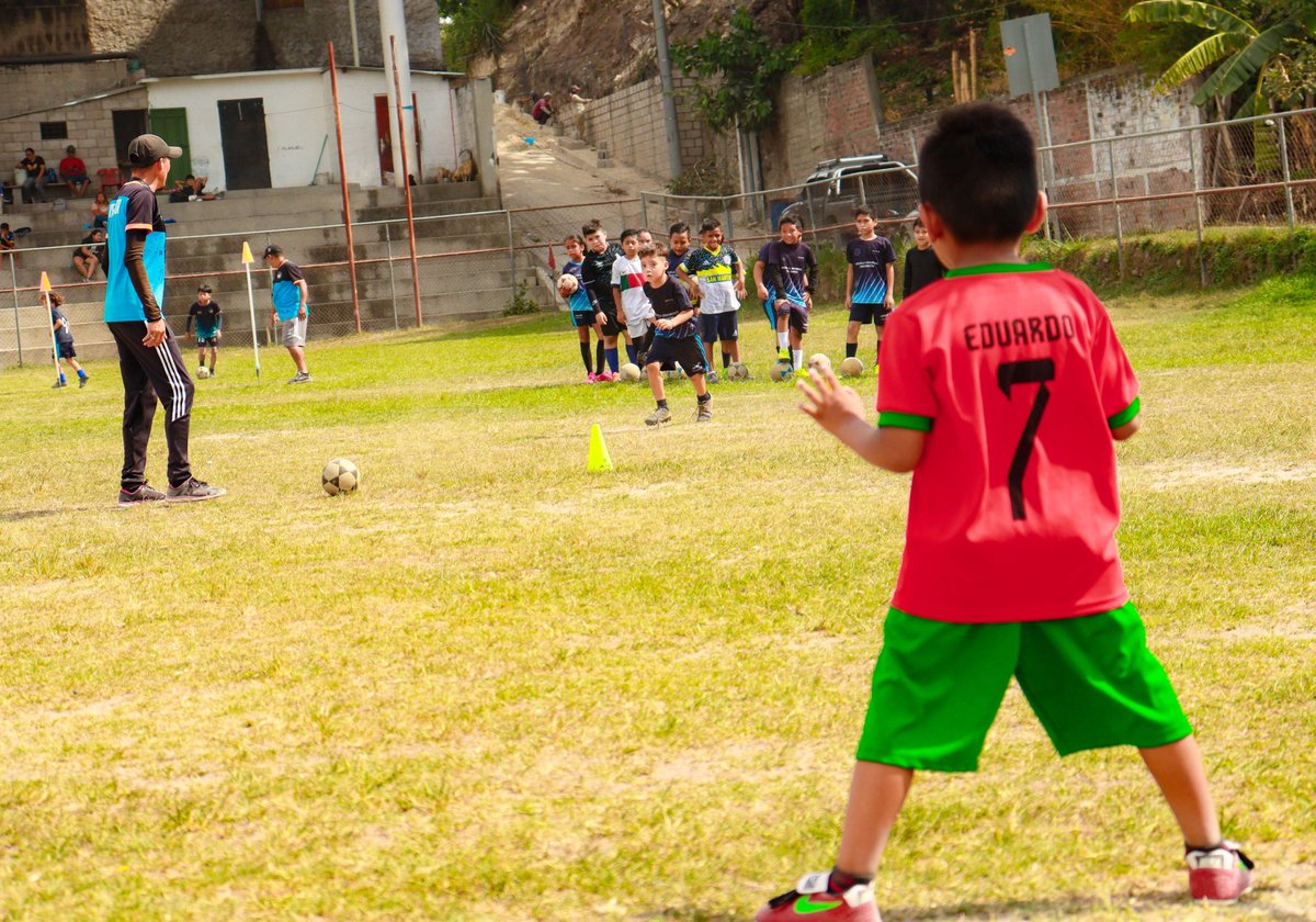 Seguimos apostando por el deporte en nuestro municipio de San Salvador Este. Pronto #CiudadDeportiva será una realidad, con escuelas deportivas que beneficiarán a toda nuestra comunidad.

En el Distrito San Martin ya estamos atendiendo disciplinas como baloncesto, voleibol,