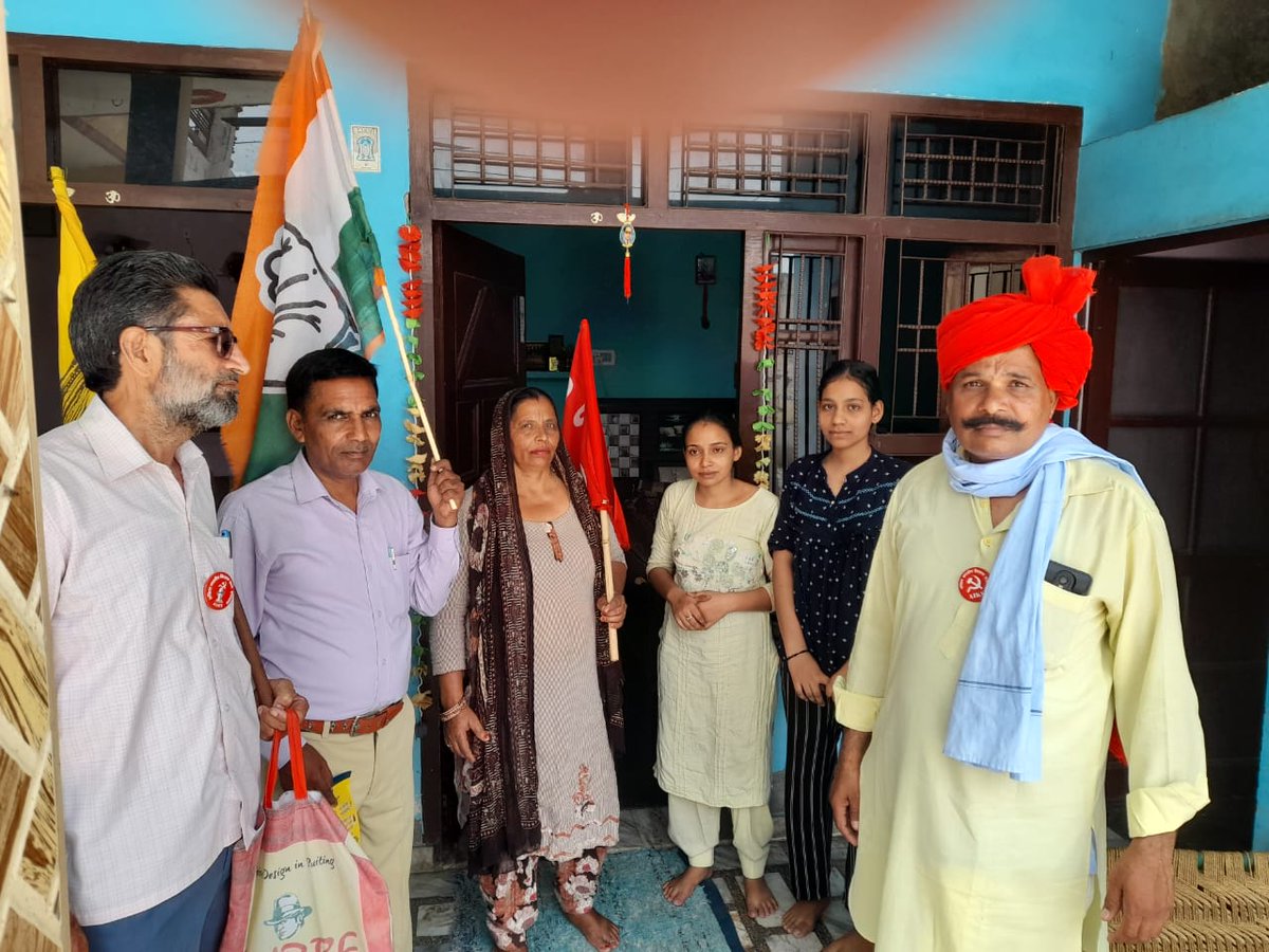 cpim_haryana's tweet photo. कुरुक्षेत्र लोकसभा हलका के रादौर विधानसभा हलका के सागड़ी गांव में सीपीएम के कार्यकर्ता घर-घर पर्चा वांटते हुए । आम आदमी पार्टी के प्रत्याशी सुशील गुप्ता के समर्थन में https://t.co/zVOmHdKGmj