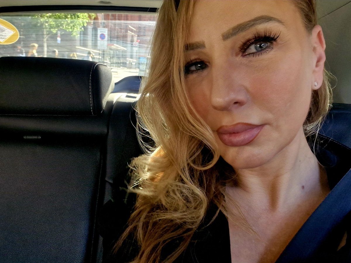 LoisPerry26's tweet image. On way to @ukip strategy dinner with good friend. London is buzzing tonight. Excited...
#GeneralElectionUK 
#neverstop