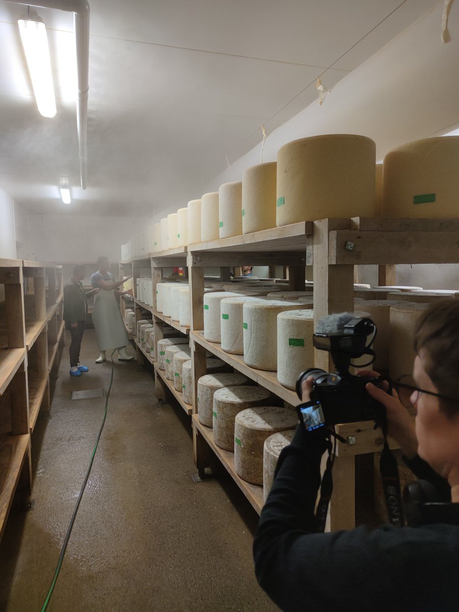 MrDimitriG's tweet photo. De retour dans les champs pour raconter les belles histoires entre producteurs locaux et les centres https://t.co/bEt84EaTqJ.

Aujourd'hui c'est avec la Ferme Navarro, producteur de #Cantal fermier en #AlliancesLocales avec le magasin d'Aurillac. https://t.co/Plxhim36ax