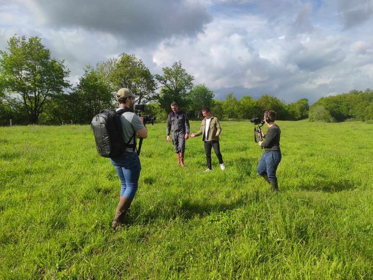 MrDimitriG's tweet photo. De retour dans les champs pour raconter les belles histoires entre producteurs locaux et les centres https://t.co/bEt84EaTqJ.

Aujourd'hui c'est avec la Ferme Navarro, producteur de #Cantal fermier en #AlliancesLocales avec le magasin d'Aurillac. https://t.co/Plxhim36ax