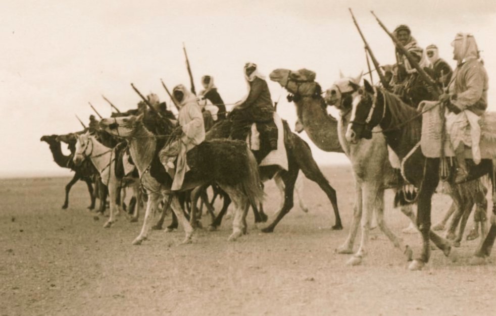 shrar96's tweet photo. من وقائع #بني_الحارث المشهورة [يوم الحجره] والذي كان بقيادة الأمير مبارك بن مهرس وفيه قال مقولته الشهيرة [أهلنا وراهم والدرب ياطاهم] وكان من جملة الفرسان شالح بن دريميح الجياشي الذي قال حادياً :

يا ويل اللي ماهو منا
واللي منا يضحك نابه

نمشي ومبارك فـ اولنا
وإن خف المركي عيّابه https://t.co/gGwYGNg3CA