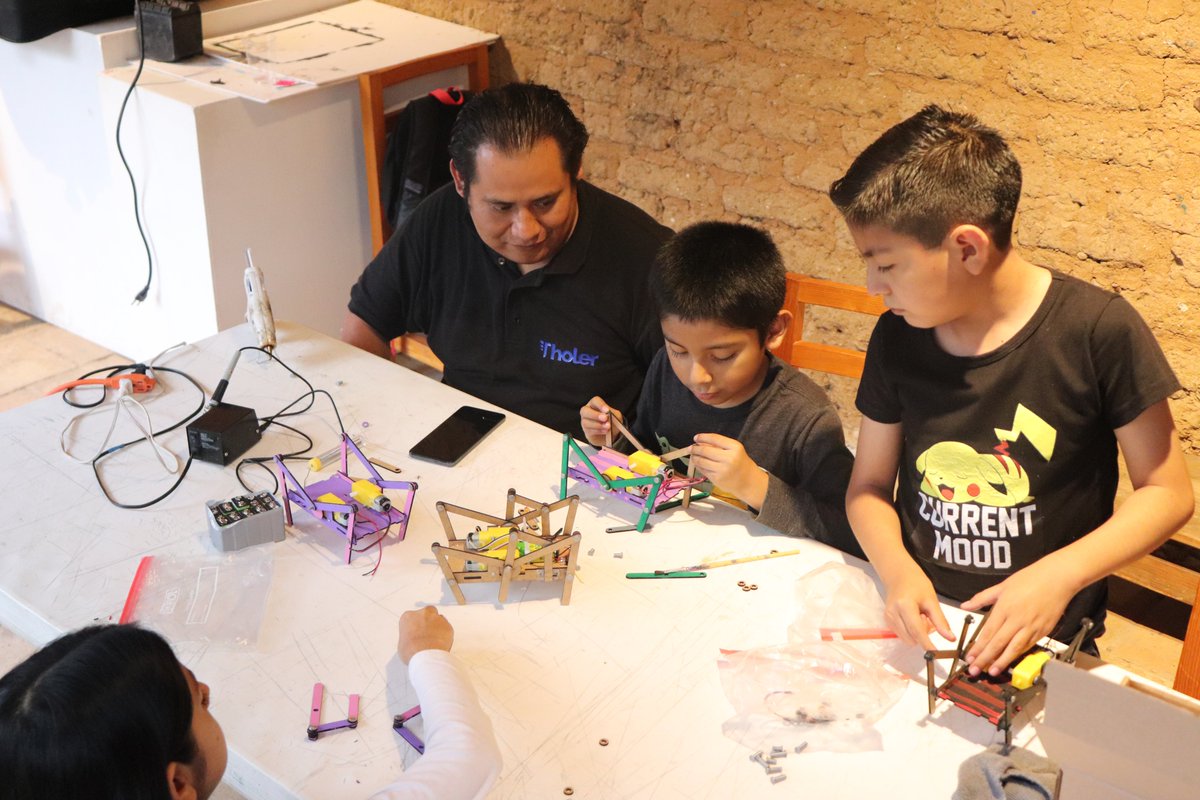 Así realizamos el taller ROBOT-INSECTOS en la #BSxochimilco, en donde aprendimos a construir robots utilizando motores amarillos y el mecanismo de engranajes, imitando el movimiento de los insectos. #RedBS #BibliotecaInfantilBS @Fundacionahho #FAHHporMéxico
