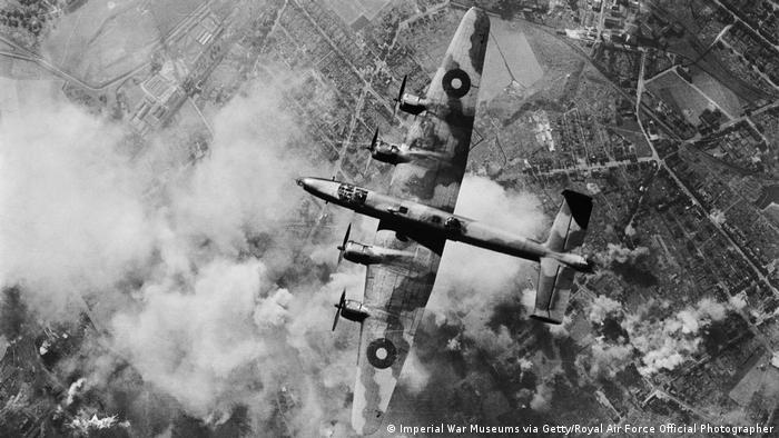 1943'te bugün: Kraliyet Hava Kuvvetleri, Ruhr bölgesindeki Dortmund'a 826 uçakla o zamana kadar icra edilen en ağır hava bombardımanını gerçekleştirdi. 2.000 ton bombanın atıldığı taarruzda 599 kişi öldü, 2.000 bina tahrip oldu ve birçok sanayi tesisinin faaliyeti durdu.