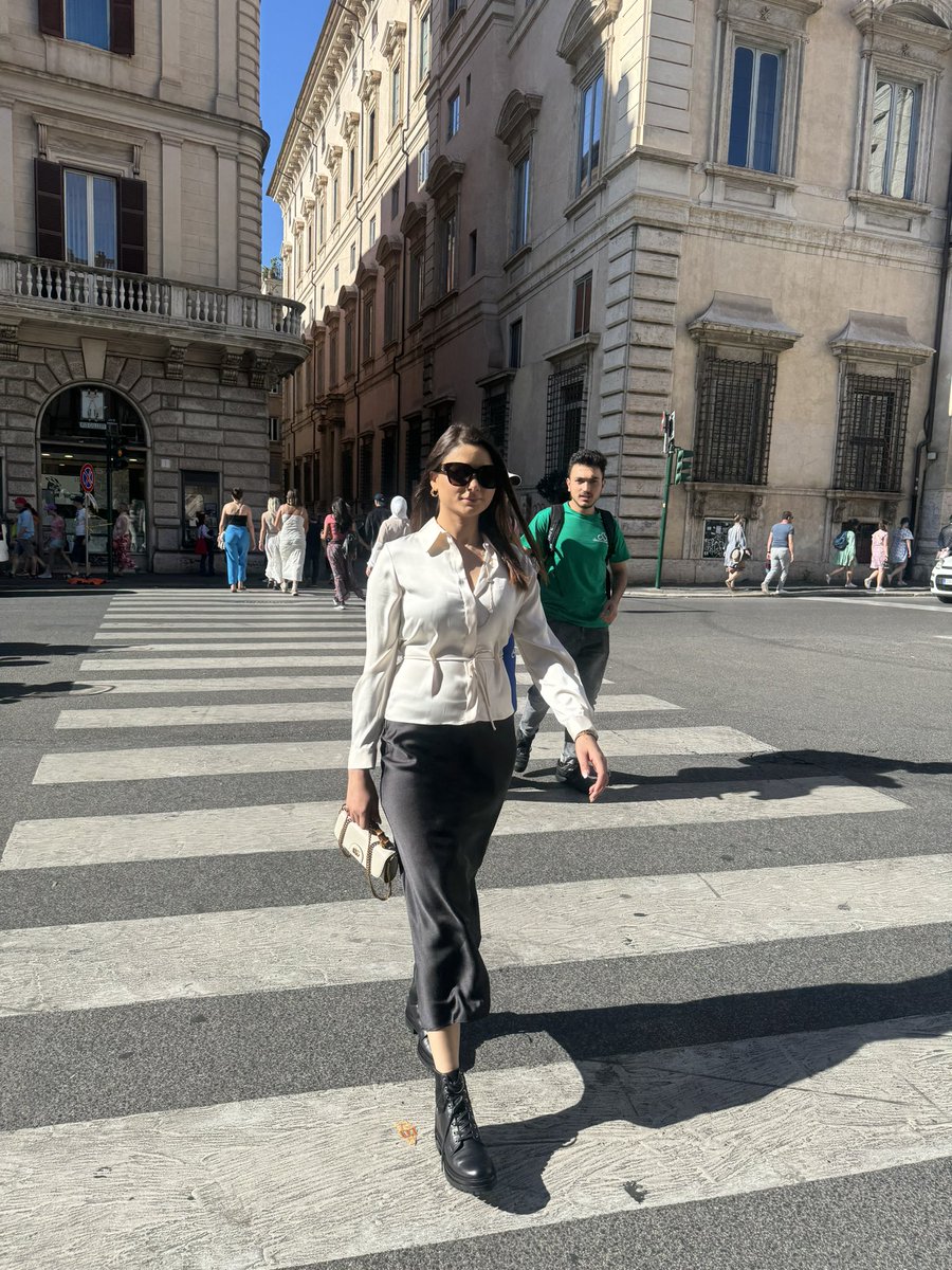 sezaltheactor's tweet photo. Roming in Rome 🖤 https://t.co/d2YItpA1yH