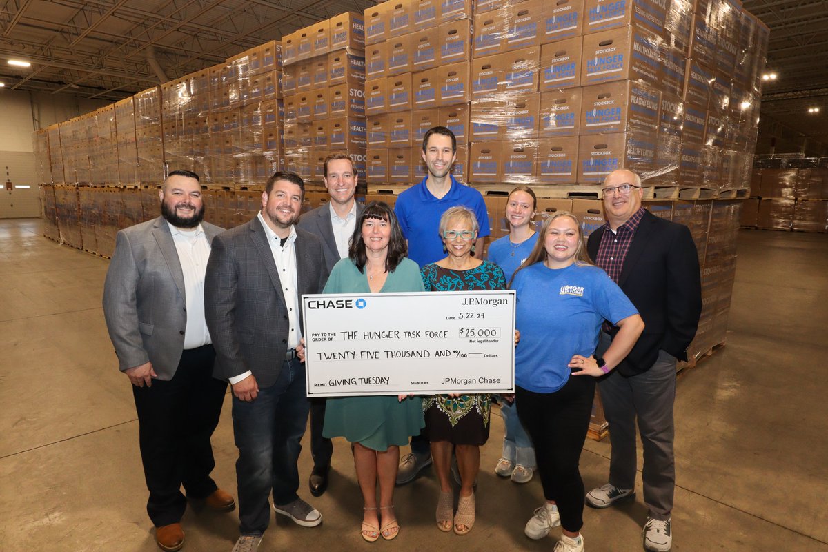 hungertaskforce's tweet image. .@Chase has been a long-time supporter of Hunger Task Force and in addition to employee volunteers helping pack hundreds of Stockboxes this week, Chase made an incredibly generous $25k #donation. Thank you #ChaseBank!