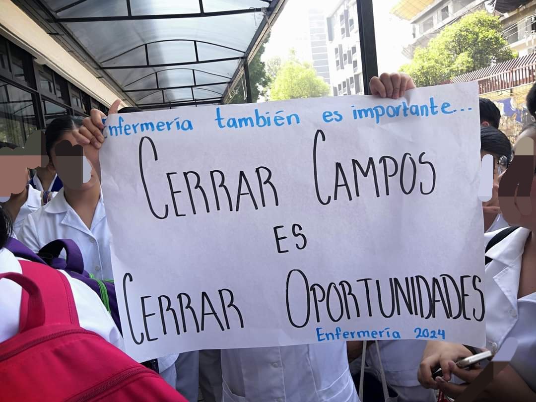 Carla1987bermej's tweet photo. ¿Por qué no mejor firmas para que en el #CECYT6 lxs enfermeros y enfermeras puedan tener una formación de calidad regresándoles su campo clinico? Y de paso, destituyes al director inepto que nombraste, Sergio Arturo Murillo. https://t.co/AO9hCA1AXT