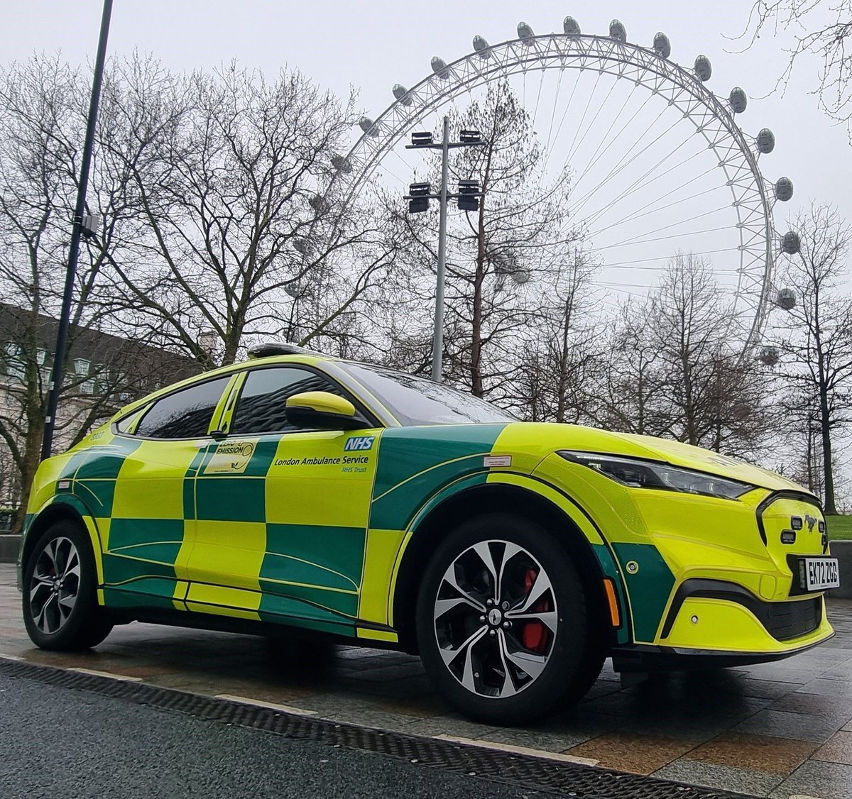 On the roads each day, we have approximately ➡️ 400 ambulances, 80 rapid response cars, 30 @LAS_CycleTeam / motorcycle responders ✅ Learn more about the difference type of resources we send to emergencies ➡️ buff.ly/3wQzuCL