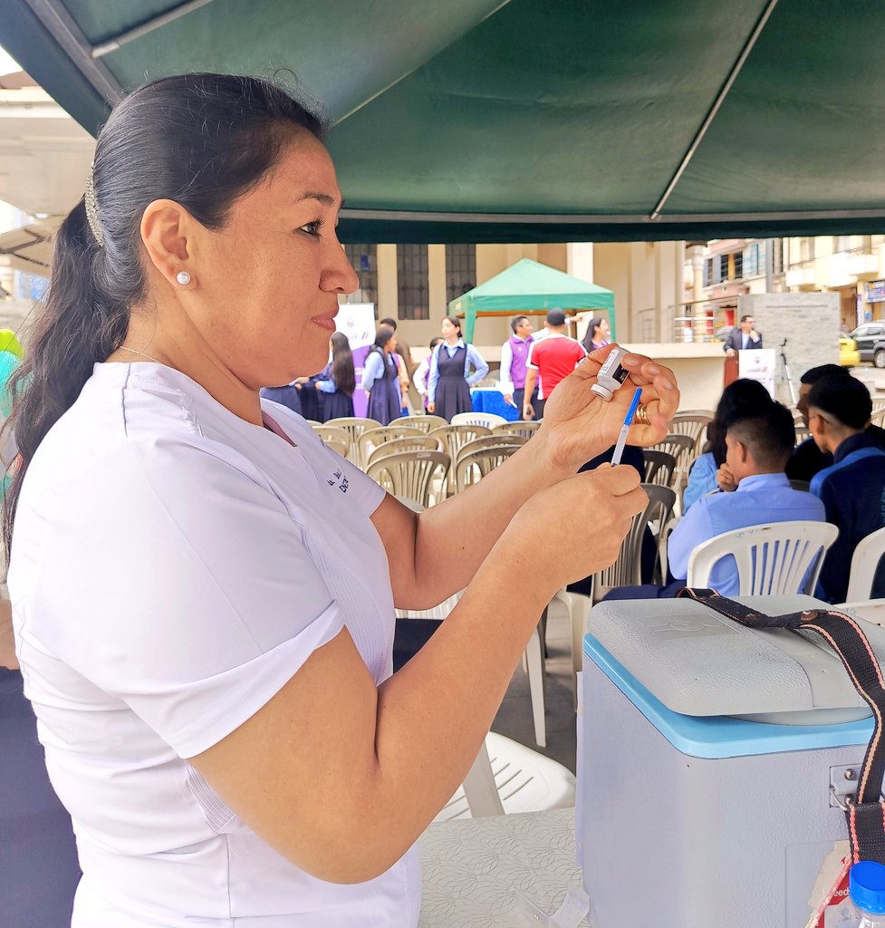 Salud_Loja's tweet photo. @Salud_Ec @GoberLoja @CronicaLoja @HORA32LOJA @MPGonzalez01 La vacuna contra COVID-19 se aplicará a niños que no hayan recibido la vacuna anteriormente: 
🔹Niños desde los 6 meses a los 4 años, 11 meses, 29 días.
🔹Niños desde los 6 meses con inmunosupresión.
🔹Niños mayores de 5 años de edad. https://t.co/aXd4wIXuBE
