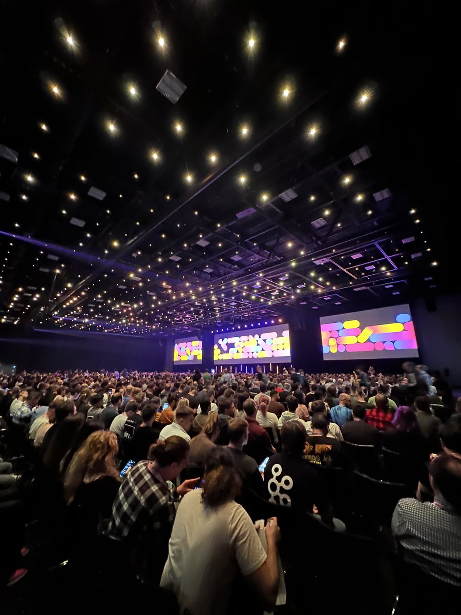sunniest's tweet image. Just wow! #KotlinConf by @jetbrains 🤩