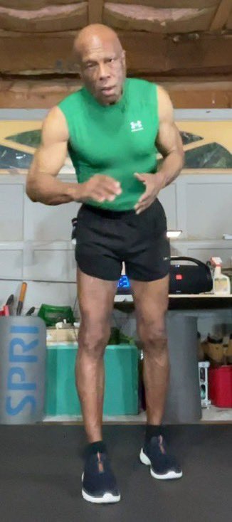 Sexagenarian59's tweet photo. #TrueConfession For the whole world to see, I’m going to let you know. Without further ado, cutting to da chase, here it comes, I’m drop”n it on you.🤔
I am a #HomeCooker.
😳
I confess, I spend many hours in the kitchen cooking. Cooking real whole foods. I know, I need help.
🤭 https://t.co/LKSUc2WMJi