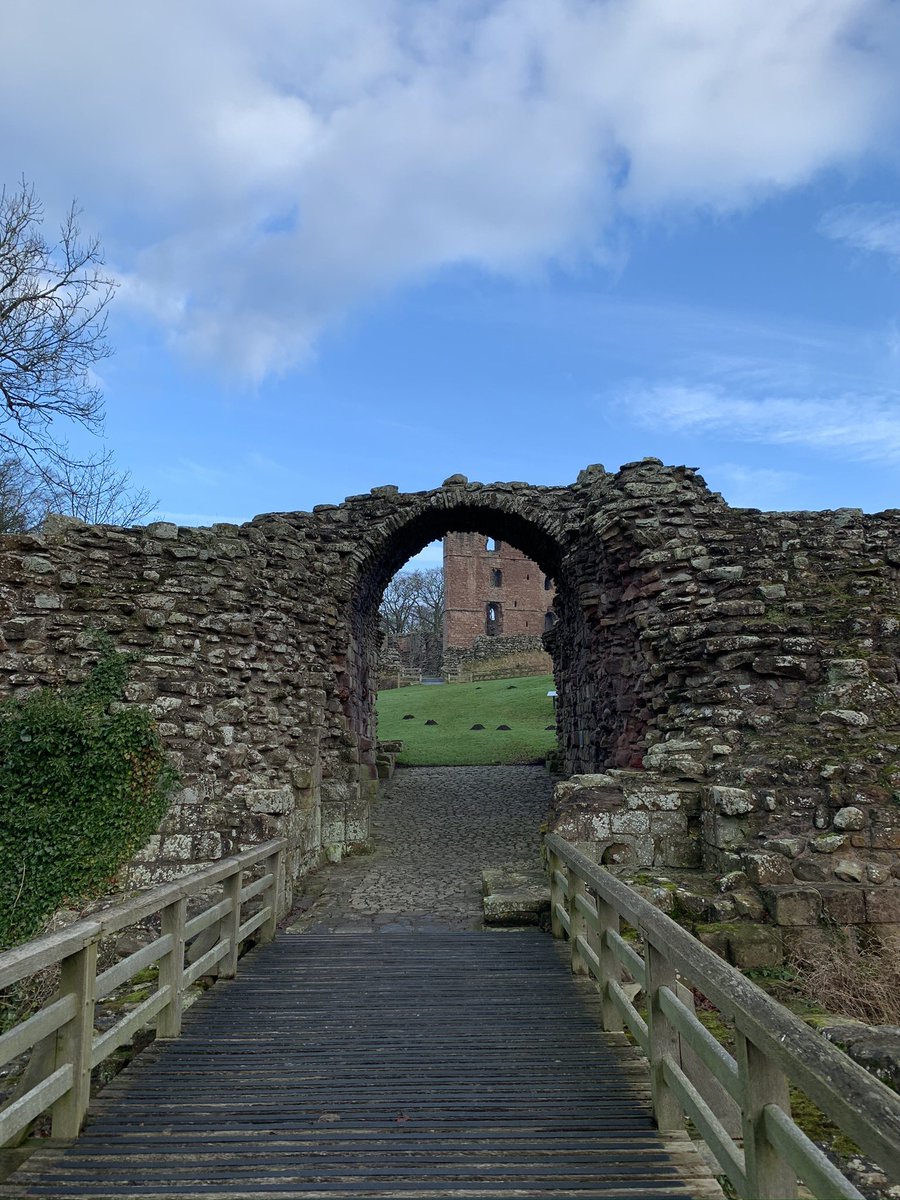 Picture from a few years ago of the entrance to a castle that saw plenty of action, can you guess which castle site this is?? #throwbackthursday #castle