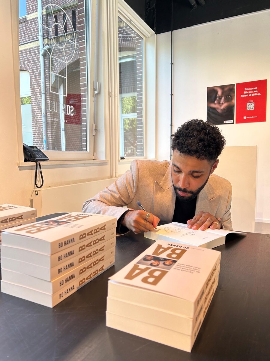 Journalist <a href="/bdmhanna/">Bo Hanna - بولس حنا</a> publiceert zijn boek Baba! In Baba duikt Bo Hanna in zijn familiegeschiedenis. Hij  onderzoekt wat het betekent voor een kind om ontvoerd te worden door een van de eigen ouders. Tijdens de lancering wordt mensen gevraagd te doneren aan Save the Children 🙏
