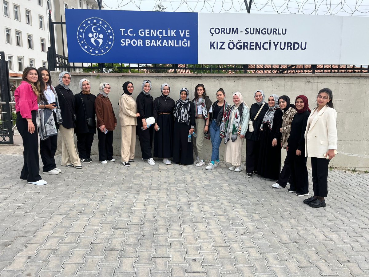 CorumKYGM's tweet photo. 📍GSB Sungurlu Öğrenci Yurdu

Öğrencilerimiz İlçe Vaizesi Tuğba Dönmez ve Manevi Danışman Güllü Öztemel ile birlikte Bekir Develi'nin "Kudüs Bizim Neyimiz Olur? " konulu sohbetine katıldı. https://t.co/ftf8GwNAcV