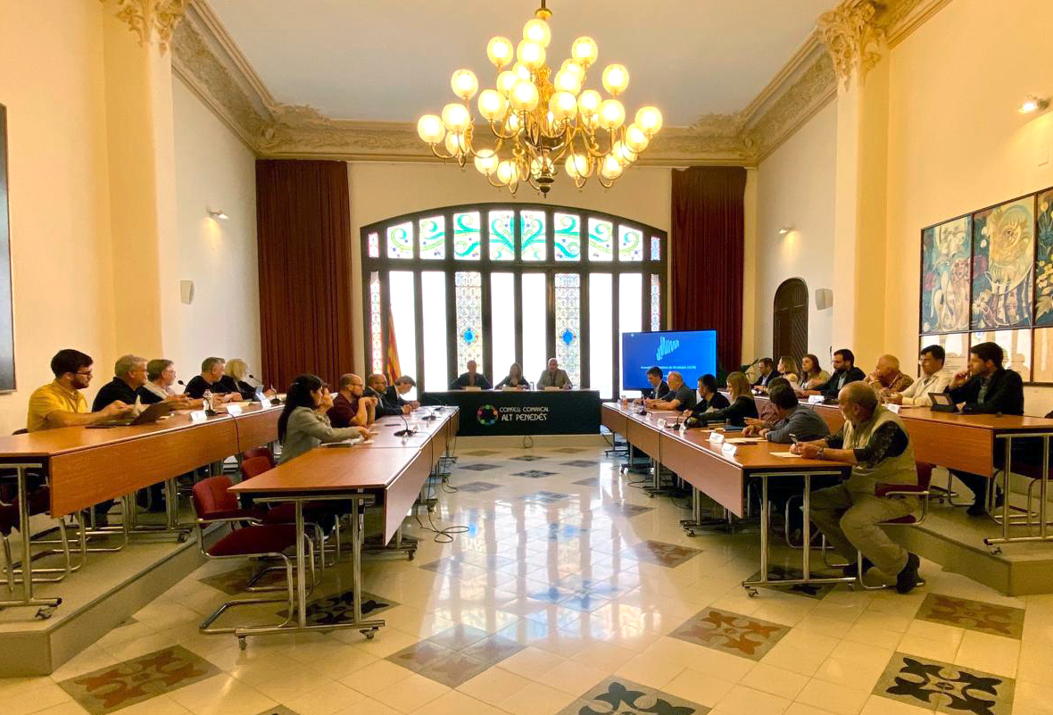 ACMunicipis's tweet photo. 📸 La presidenta @meritxellbudo participa en el Consell d'alcaldies de l'Alt Penedès acompanyada de @Xavi1971font president del @ccaltpenedes i @JoBoschMorgades president del Consell d'alcaldies, per escoltar les inquietuds dels alcaldes i explicar els serveis de l'ACM https://t.co/2D19AO4zlA