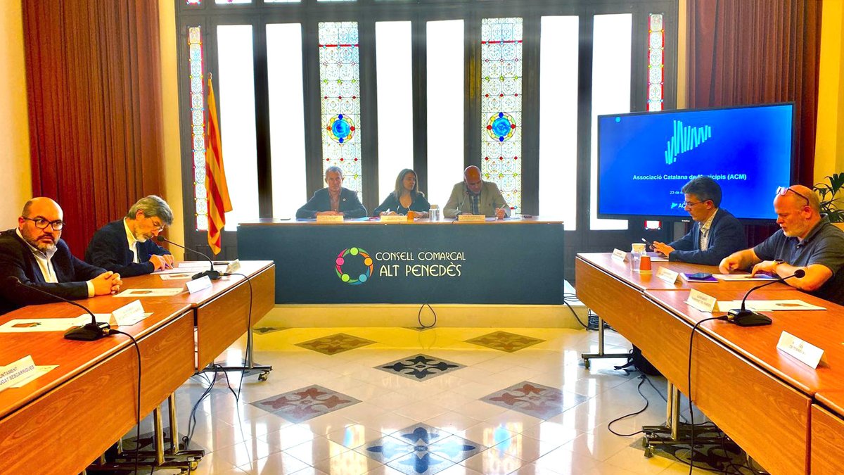 ACMunicipis's tweet photo. 📸 La presidenta @meritxellbudo participa en el Consell d'alcaldies de l'Alt Penedès acompanyada de @Xavi1971font president del @ccaltpenedes i @JoBoschMorgades president del Consell d'alcaldies, per escoltar les inquietuds dels alcaldes i explicar els serveis de l'ACM https://t.co/2D19AO4zlA